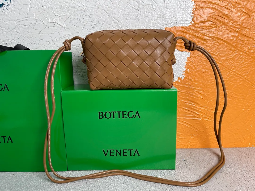 Batch 1160 BOTTEGA VENETA/Bottega 2021 new women's POUCH crossbody bag clutch, lntfecciato woven leather crossbody mini handbag, single internal open pocket, zipper closure, computer embroidered leather shoulder strap can be adjusted in length, model: 9896 Color: caramel Origin: Italy Size: 17*12*8